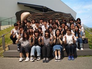 加茂水族館の前で撮影した集合写真